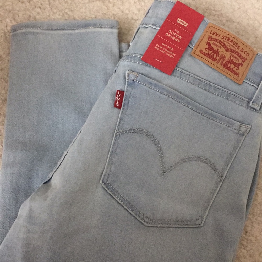 Light wash Levi’s stretch skinny jeans